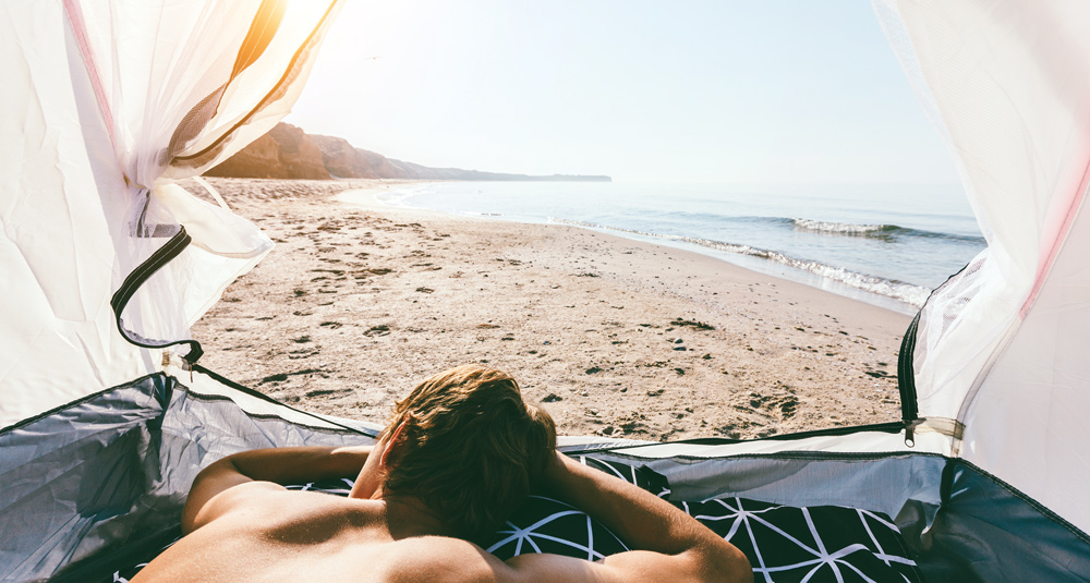 Camper, Zelt am Strand, Mann im Zelt liegend, ALMO